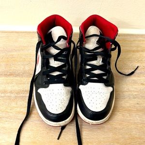 Air Jordan 1 retro. Great condition. Size 5Y. Unisex.$30 or best offer